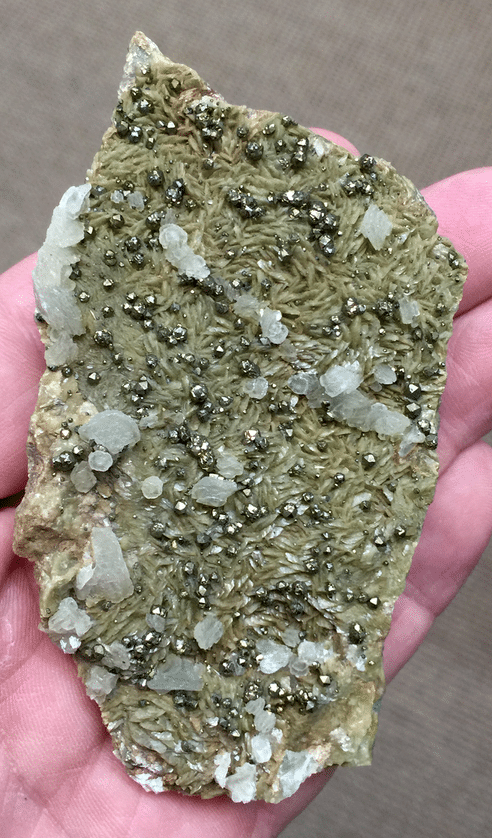 Pyrite guttulaire sur sidérite avec calcite de la mine de Peyrebrune (Tarn).