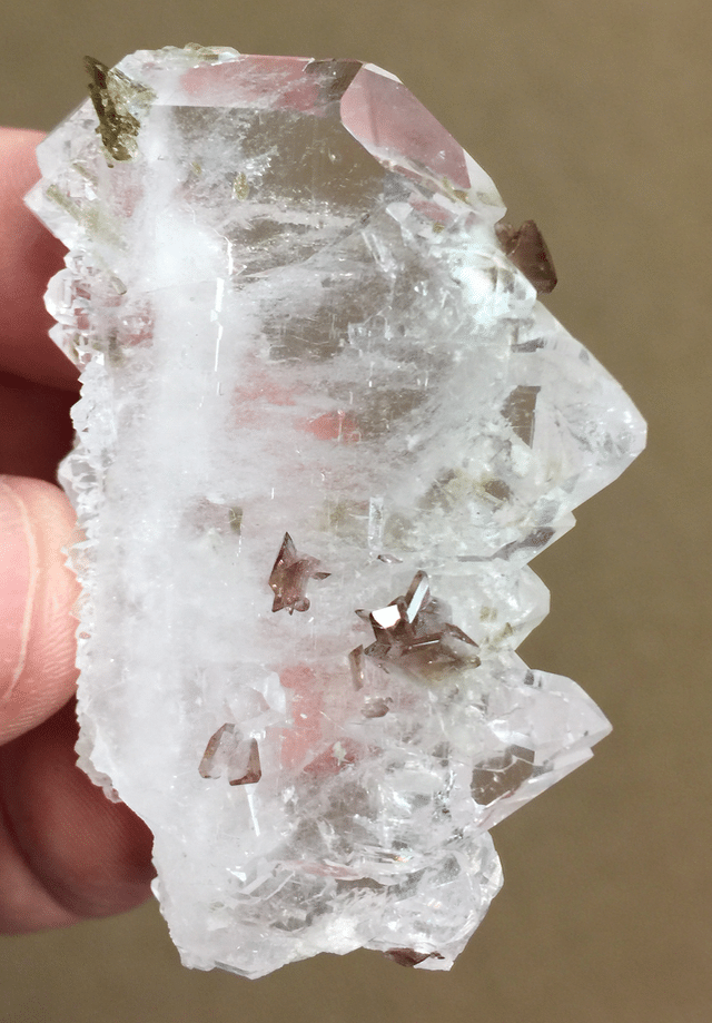 Cristal de quartz à âme avec cristaux d'axinite et d'épidote de Chamrousse (Oisans).
