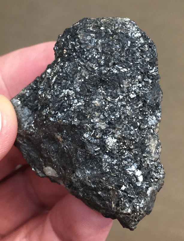 Sphalérite (blende) et quartz de la mine de La Rodde à Ally (Haute-Loire).