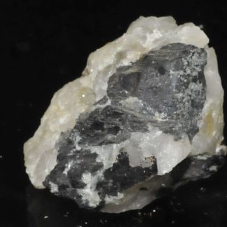 Wolframite et scorodite de la mine de Puy les Vignes (Limousin).