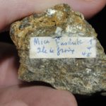 Mica fuschite de l'île de Groix en Bretagne (ex Deyrolle).