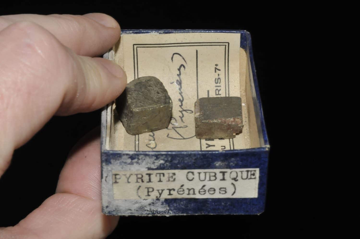 Pyrite cubique des Pyrénées (ex Deyrolle).
