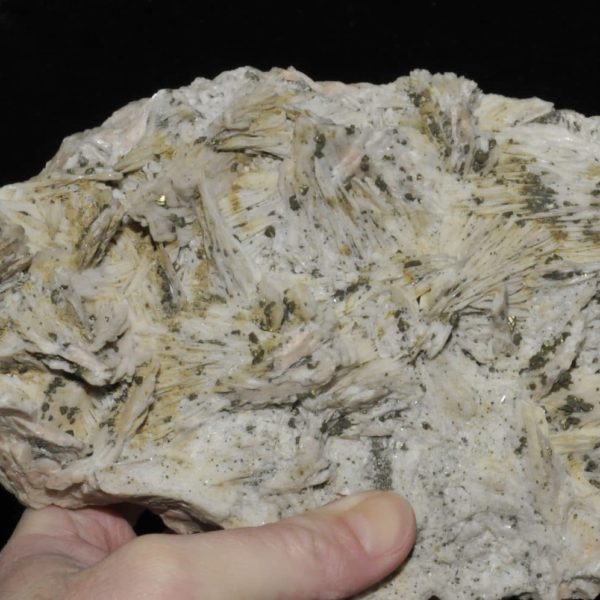 Baryte avec cristaux de chalcopyrite de la mine Dreislar (Allemagne).