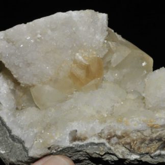 Calcite et zéolite sur basalte du Deccan en Inde.