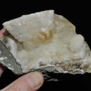 Calcite et zéolite sur basalte du Deccan en Inde.