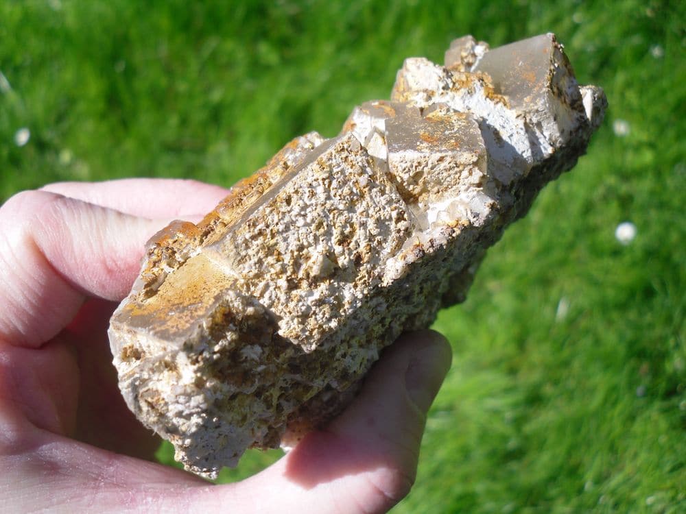 Cristaux de fluorite cachés par une croûte de quartz et "kaolin".