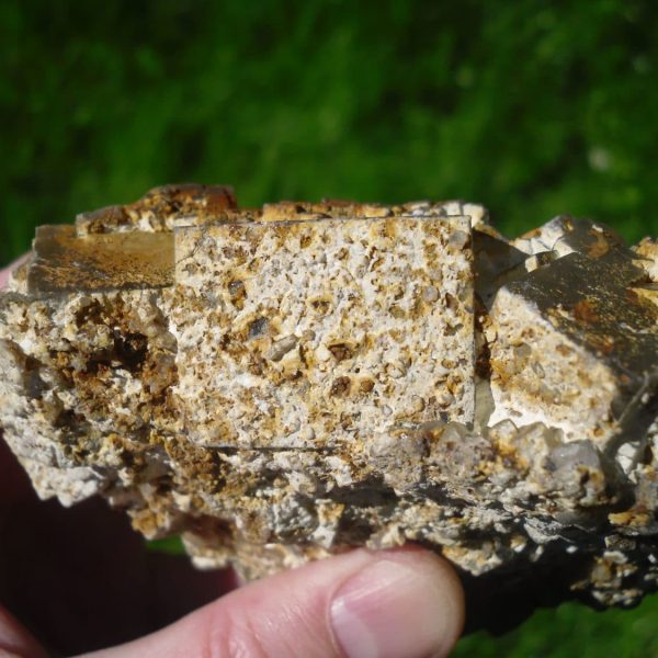 Cristaux de fluorite du Morvan recouverts d'une pellicule de quartz et "kalolin" blanchâtre.
