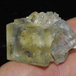 Fluorite à enveloppe bleue et à coeur jaune (mine du Burc).