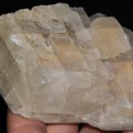 Gros cristal de barytine provenant de l'Avellan dans le Var