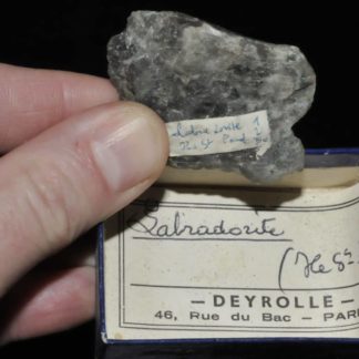 Labradorite de l'île Saint Paul en océan Indien (ex Deyrolle).