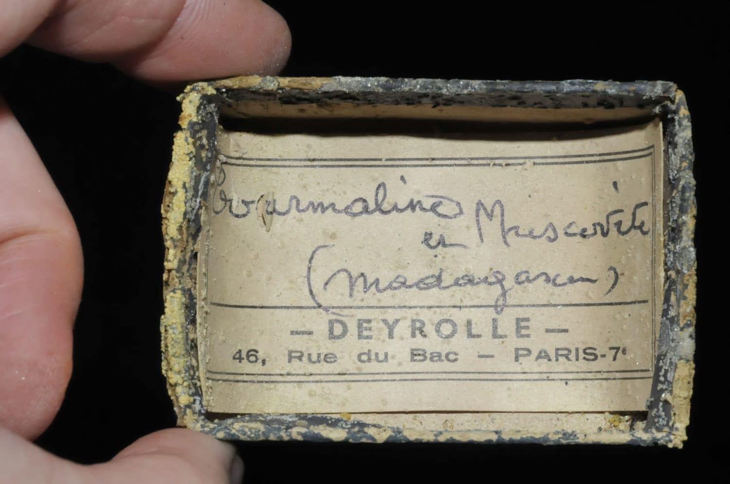 Tourmaline et muscovite de Madagascar (ex Deyrolle).