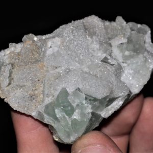 Fluorite en octaèdre recouvert de quartz en provenance de la mine de Fontsante dans le Var