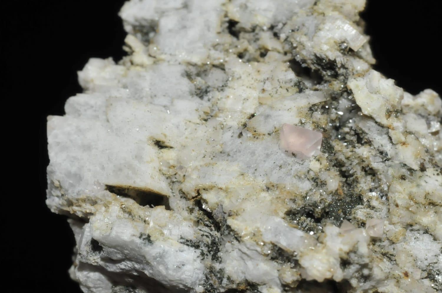 Fluorite rose du Mont-Blanc (Chamonix - Haute-Savoie).