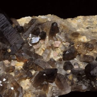 Fluorine rose avec cristaux de quartz morion de Chamonix Mont-Blanc.