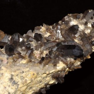 Fluorine rose avec cristaux de quartz morion de Chamonix Mont-Blanc.