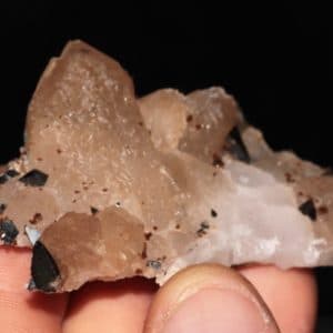 Groupe de quartz avec des anatases et de la dravite en provenance de la Lauzière, en Savoie