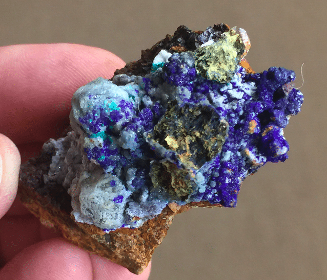 Azurite, smithsonite, aurichalcite après cristaux de sphalérite (blende), Usclas-du-Bosc, Loiras, Hérault.
