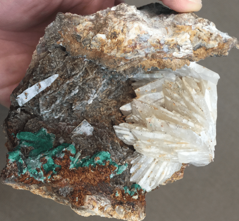 Bournonite épigénisée en malachite, avec baryte et ankérite, carrière d'Usclas-du-Bosc, Hérault.