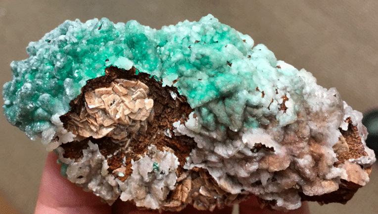 Calcite colorée par la malachite sur sidérite ou ankérite, Usclas-du-Bosc, près de Loiras, Hérault.