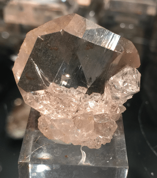 Cristal de quartz "Sucre vieux", dextrogyre sur gangue, four du bas du glacier d'Argentière (Chamonix- Mont-Blanc).