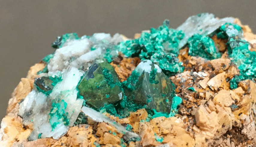 Tétraédrite et bournonite sur de la baryte et ankérite ou dolomite, Usclas-du-Bosc, près de Loiras, Hérault.