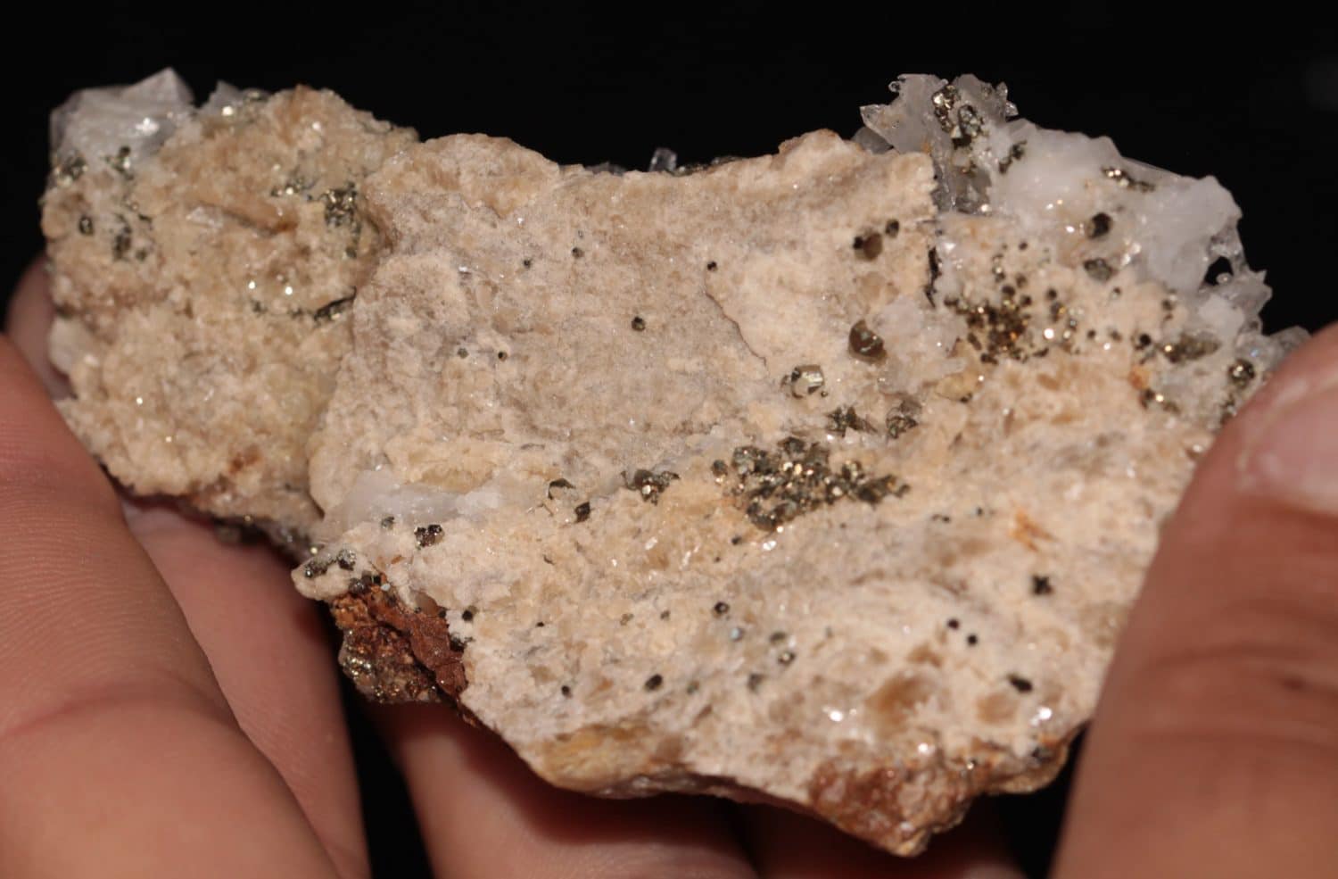 Bournonite sur quartz, dolomite et pyrite, Saint Pierre de Mésage, Isère.