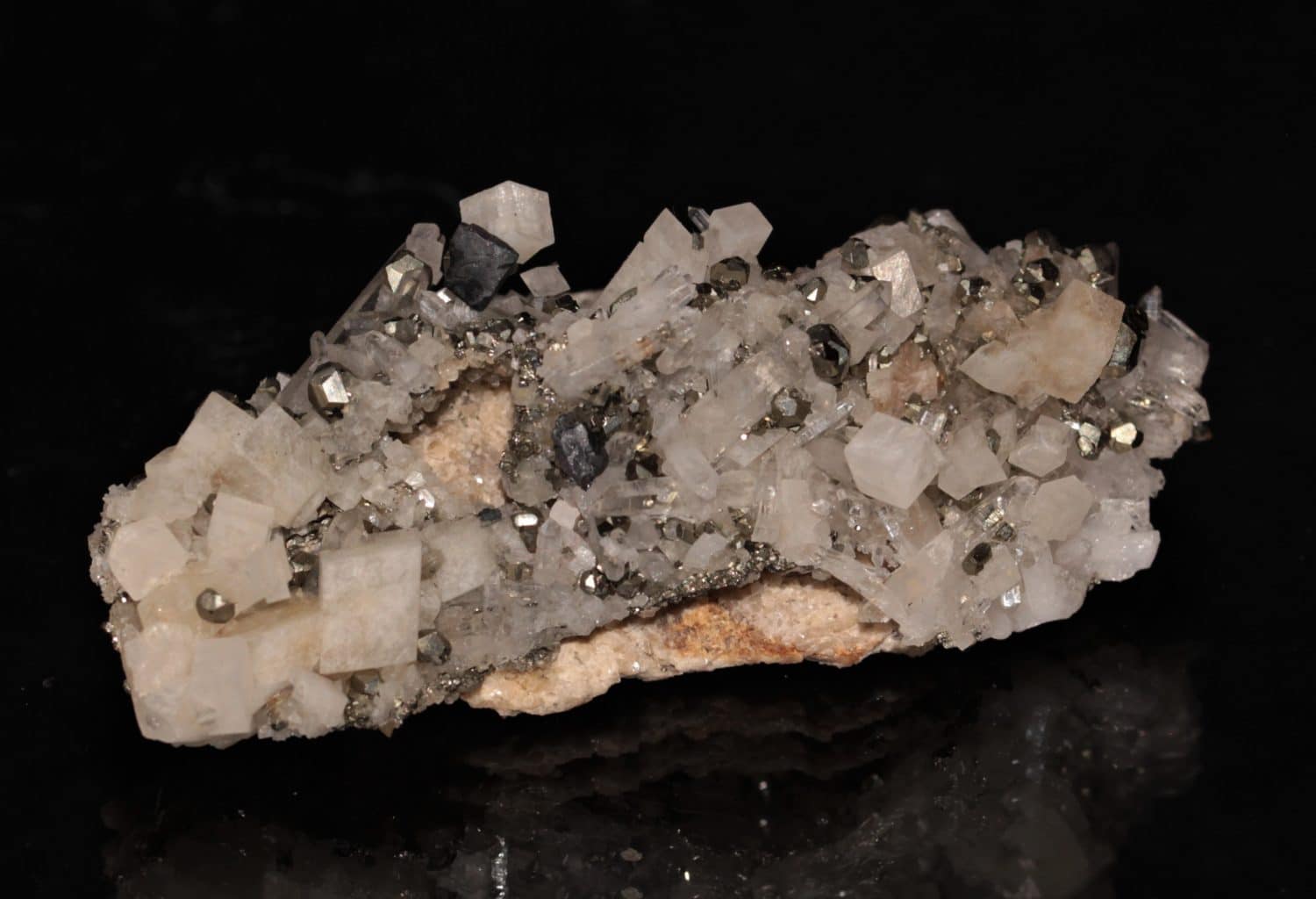 Bournonite sur quartz, dolomite et pyrite, Saint Pierre de Mésage, Isère