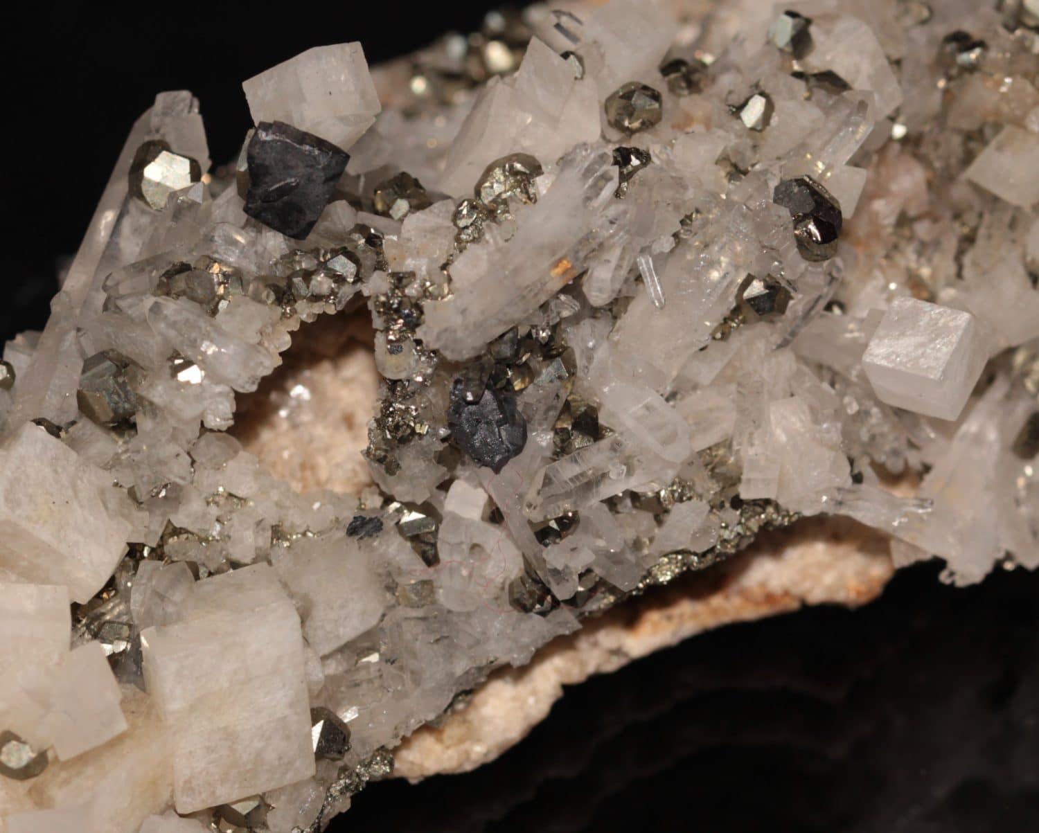 Bournonite sur quartz, dolomite et pyrite, Saint Pierre de Mésage, Isère