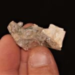 Rhomboèdre de chabazite sur quartz et asbeste, Massif du Mont-Blanc, Chamonix.