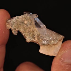 Rhomboèdre de chabazite sur quartz et asbeste, Massif du Mont-Blanc, Chamonix.