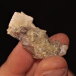 Rhomboèdre de chabazite sur quartz et asbeste, Massif du Mont-Blanc, Chamonix.