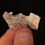 Rhomboèdre de chabazite sur quartz et asbeste, Massif du Mont-Blanc, Chamonix.