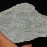 Grenat (variété démantoïde), Valmalenco, Valtellina, Italie.