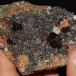 Grenat hessonite et cristaux de clinochlore, Val d'Ala, Italie.