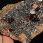 Grenat hessonite et cristaux de clinochlore, Val d'Ala, Italie.