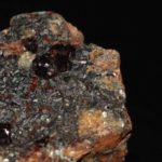 Grenat hessonite et cristaux de clinochlore, Val d'Ala, Italie.