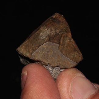 Ludlamite sur cristal de pyrite, mine de Salsigne, Aude.