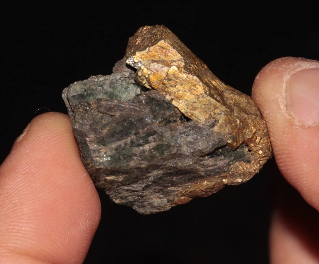Ludlamite sur cristal de pyrite, mine de Salsigne, Aude.