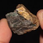 Ludlamite sur cristal de pyrite, mine de Salsigne, Aude.