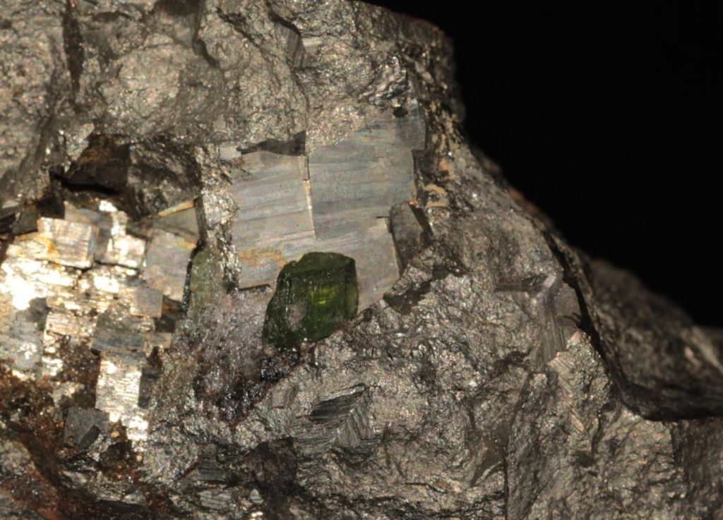 Ludlamite et pyrite, mine de Salsigne, Aude.