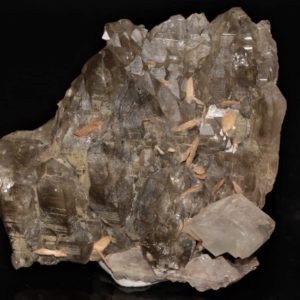 Quartz, calcite et titanite (sphène), gorges de Durnand, Valais, Suisse.