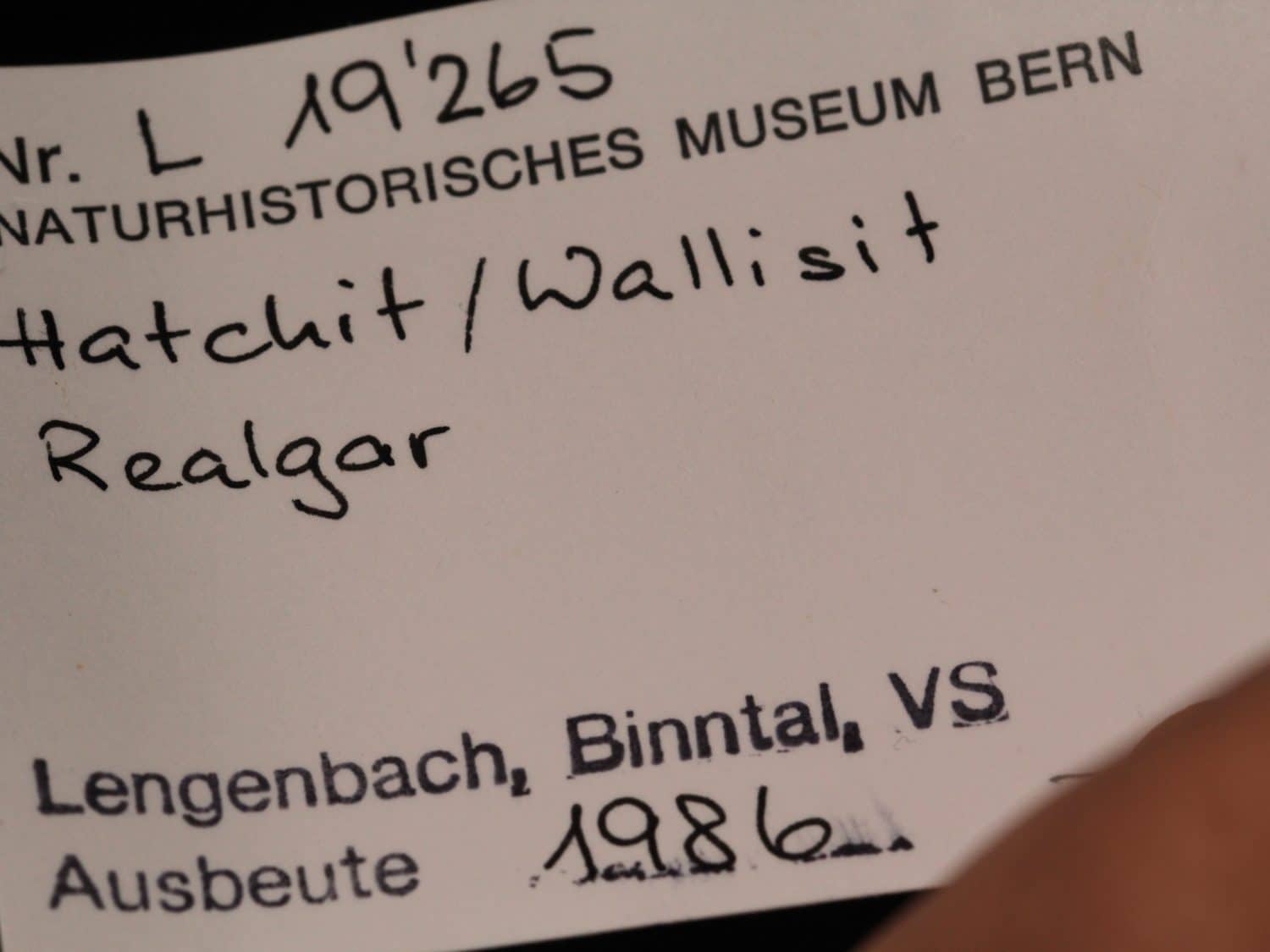 Hatchite, Réalgar et wallisite, carrière de Lengenbach, Binntal, Suisse.