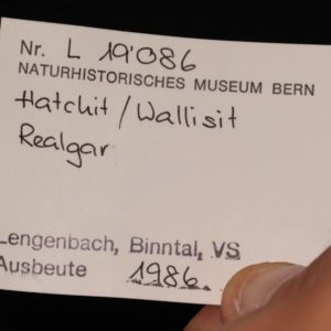 Hatchite, wallisite et réalgar, carrière de Lengenbach, Binntal, Suisse.