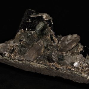 Cristaux d'apatite sur wolframite et quartz, Panasqueira, Portugal.