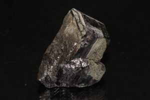 Cristal de wolframite provenant des mines de Panasqueira au Portugal.