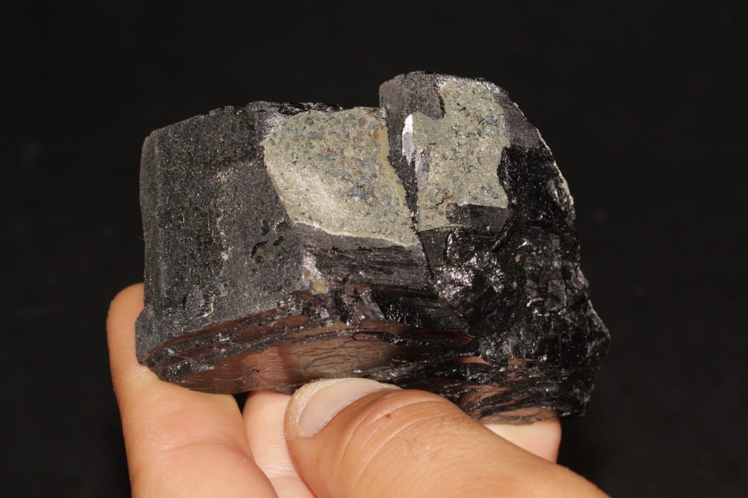 Cristal de wolframite provenant des mines de Panasqueira au Portugal.