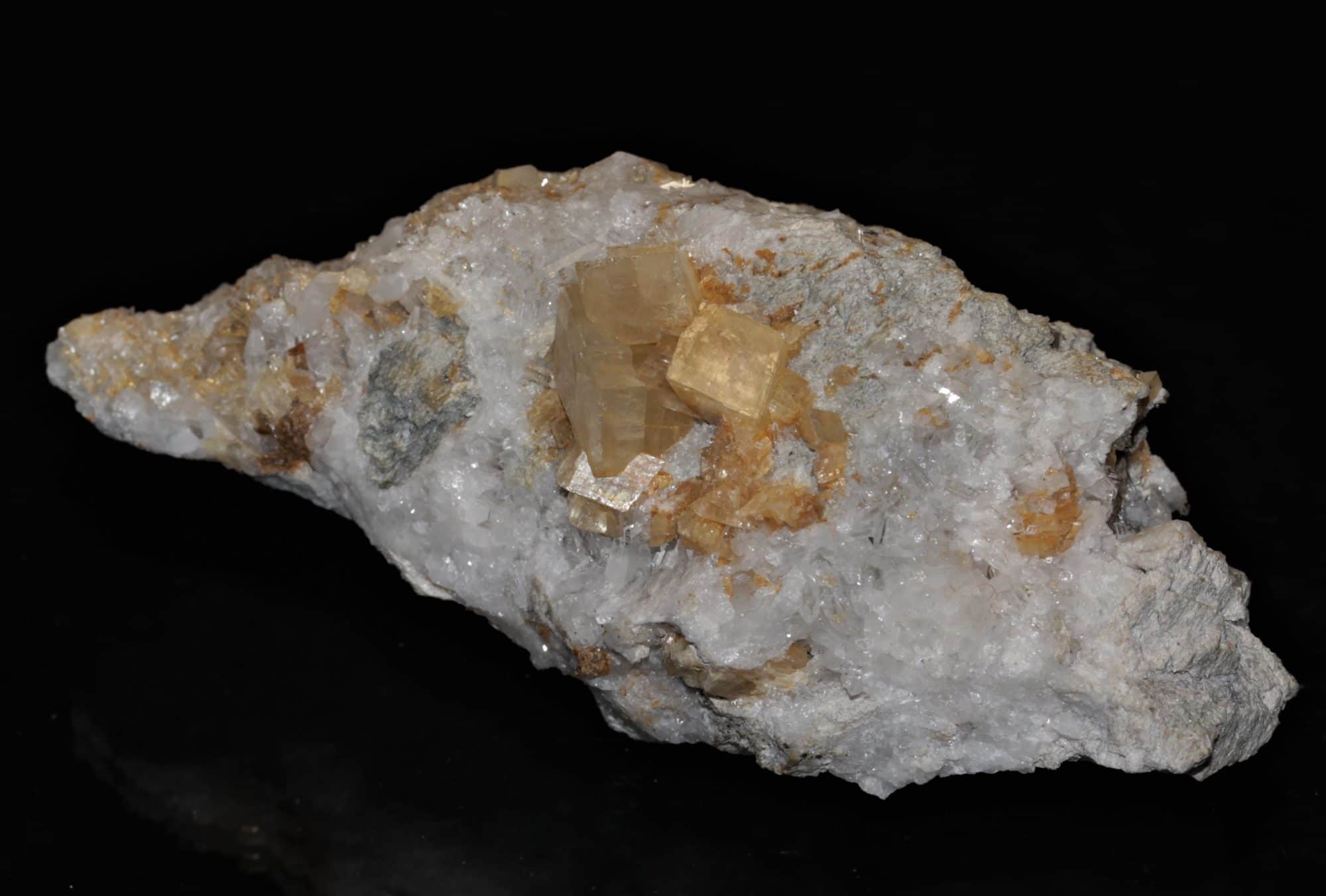 Cristal de Dolomite, mine de Saint-Pierre-de-Mésage, Isère.