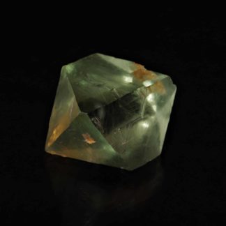 Fluorine de Seilles, petit octaèdre vert, carrière de Boltry, Belgique.