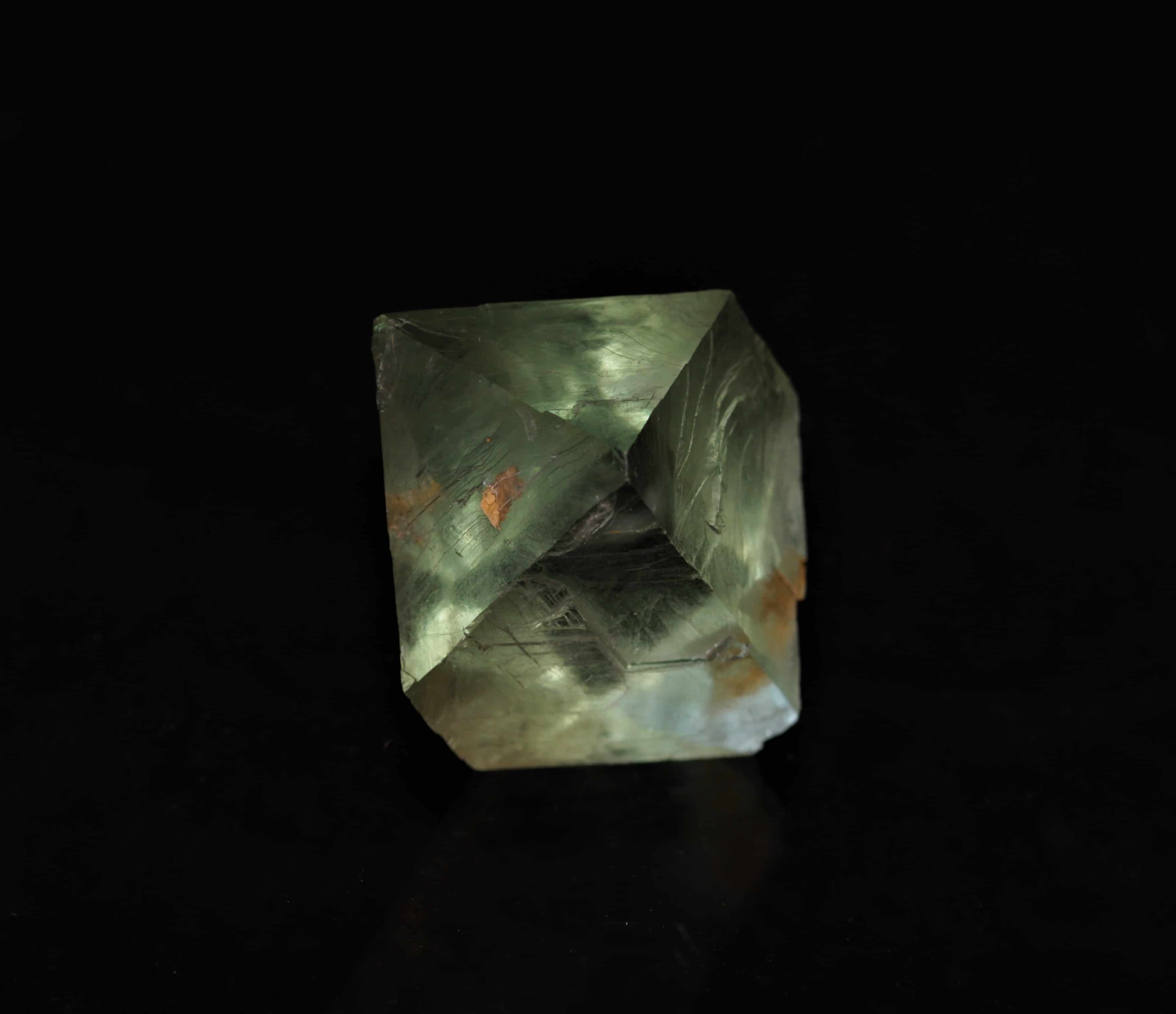 Petit octaèdre de fluorine verte, carrière de Boltry, Seilles, Belgique.