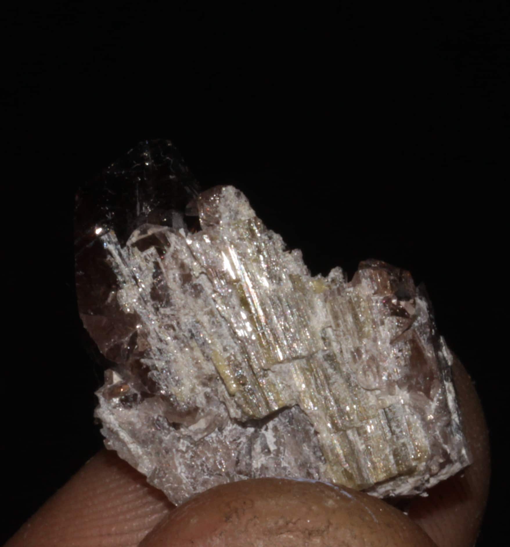 Cristal d'axinite et épidote, Rochers d'armentiers, Isère.